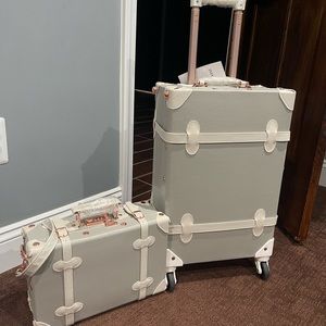 Vintage looking new carry on luggage set with personal item bag